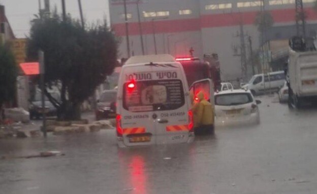 רכב הסעות נקלע להצפה