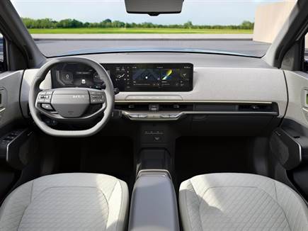 גם תא הנוסעים ממשיך את שפת העיצוב החשמלית של קיה