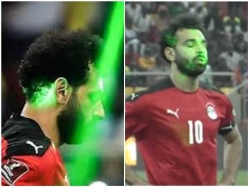 מוחמד סלאח סופג לייזרים לפניו בעת דו-קרב הפנדלים. בסוף, הוא החמיץ  (צילום: ספורט 5)