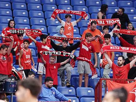 לעיני אלפים בודדים בהיכל (צילום: אלן שיבר)