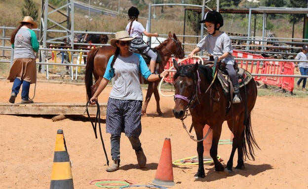 רכיבה טיפולית בחוות קדומים 