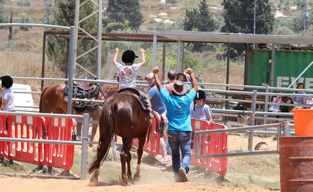 רכיבה טיפולית בחוות קדומים 