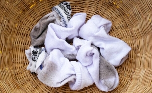 גרביים לבנים מלוכלכים (צילום: Bowonpat Sakaew, SHUTTERSTOCK)