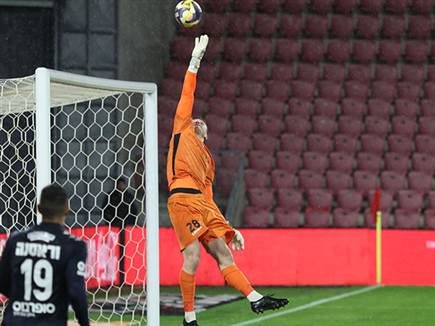 מול קבוצת האם. גורדין (דני מרון)