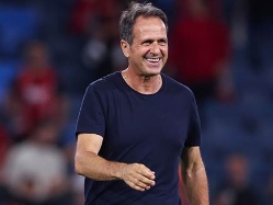 הסתובב עם המזוודות. לוי (ברני ארדוב) (צילום: ספורט 5)