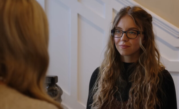 סידני סוויני, "עוזרת בית" סידני סוויני, "עוזרת בית"