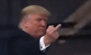 דונלד טראמפ עושה 'אצבע משולשת'