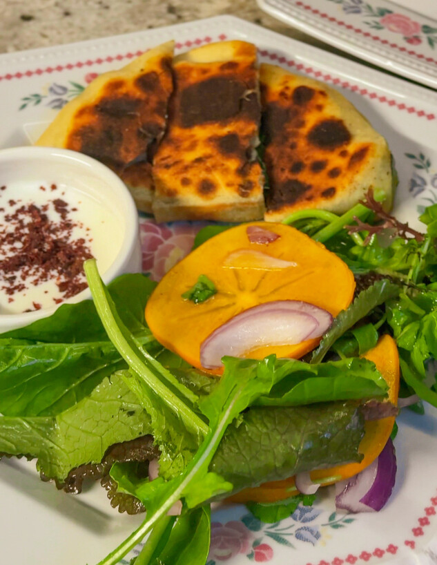 גוזלמה וסלט עלים ואפרסמונים חורפי. סוף גוזלמה וסלט עלים ואפרסמונים חורפי. סוף