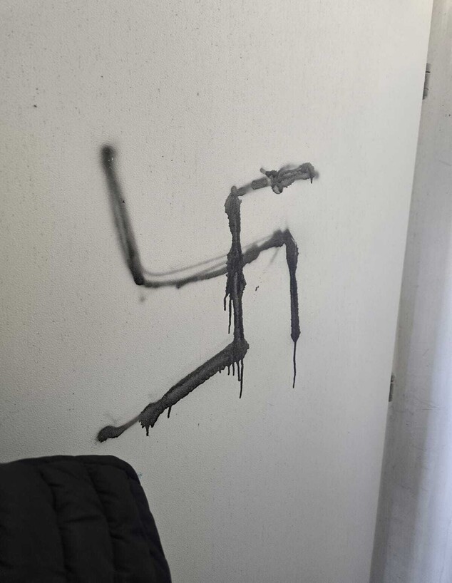 צלבי קרס בבניין בתל אביב צלבי קרס בבניין בתל אביב