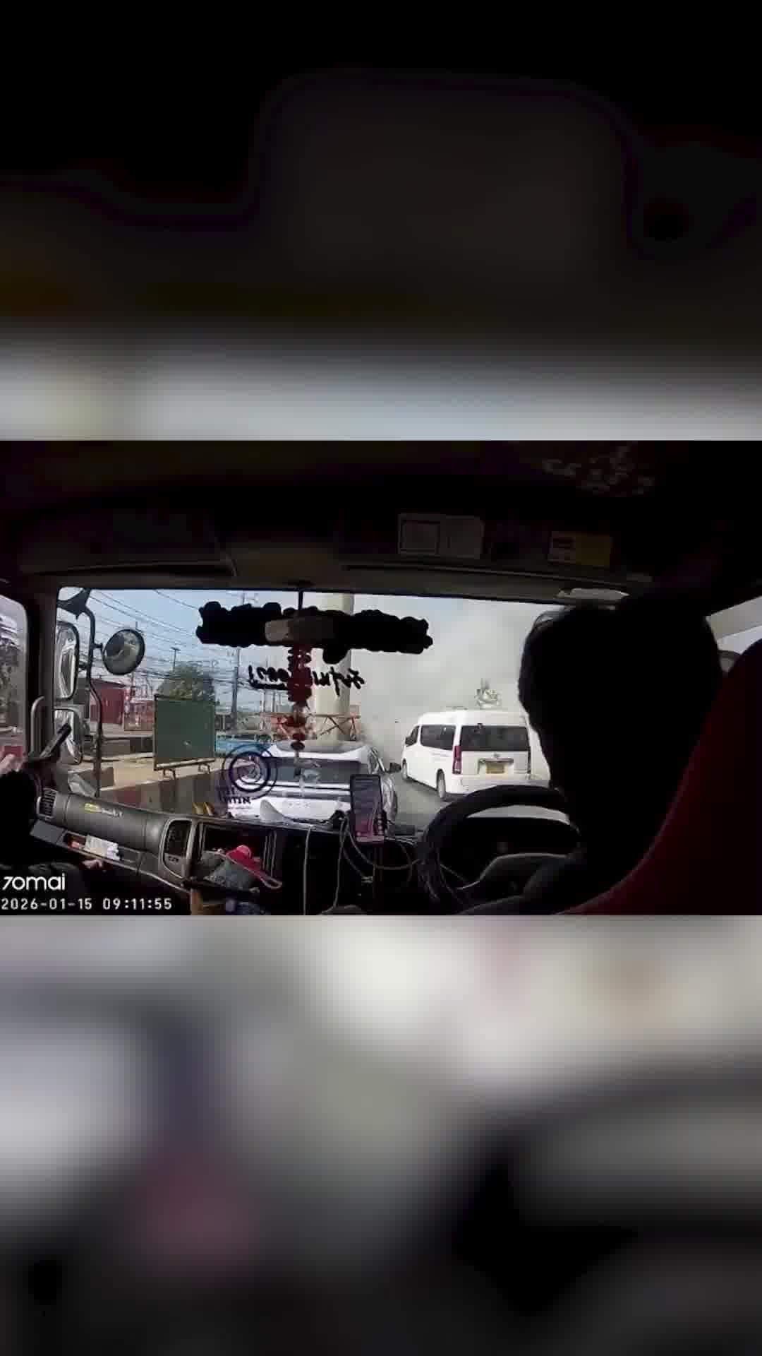 יממה שנייה ברציפות: גם הבוקר מנוף קרס בתאילנד, פגע בשני  רכבים - והביא למותם של שני בני אדם