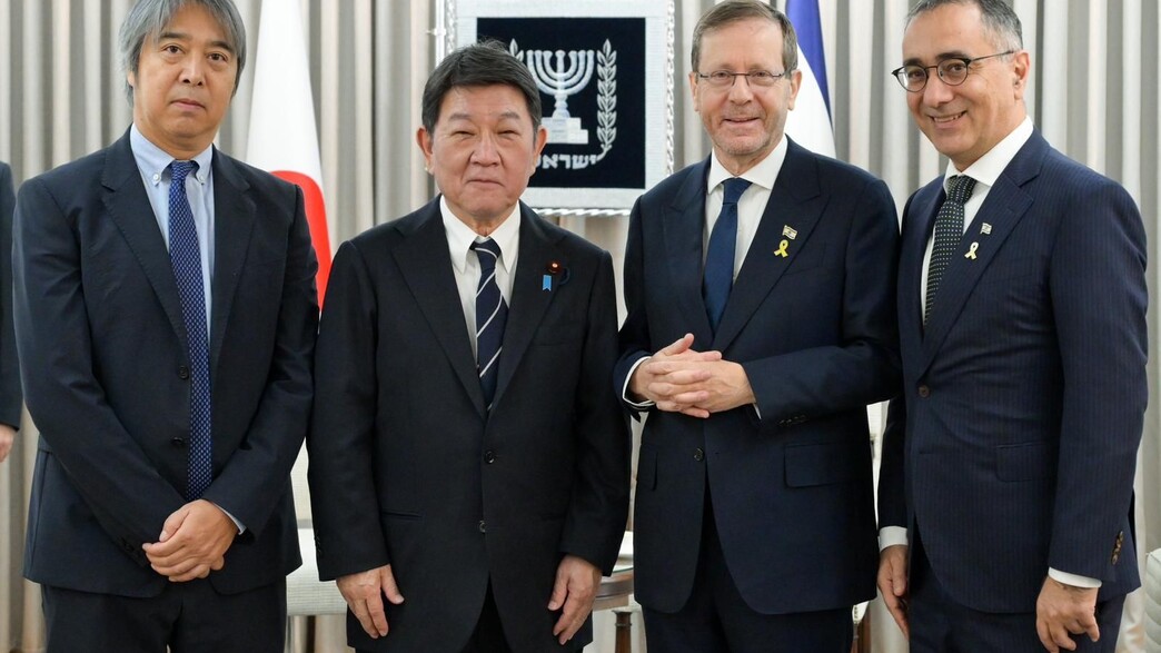 שר החוץ של יפן מוטגי עם הנשיא הרצוג והשגריר כהן 