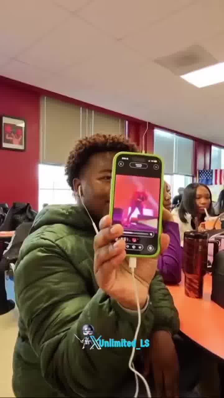 ארה"ב: מכונית התנגשה בקיר בי"ס בזמן ארוחת הצהריים