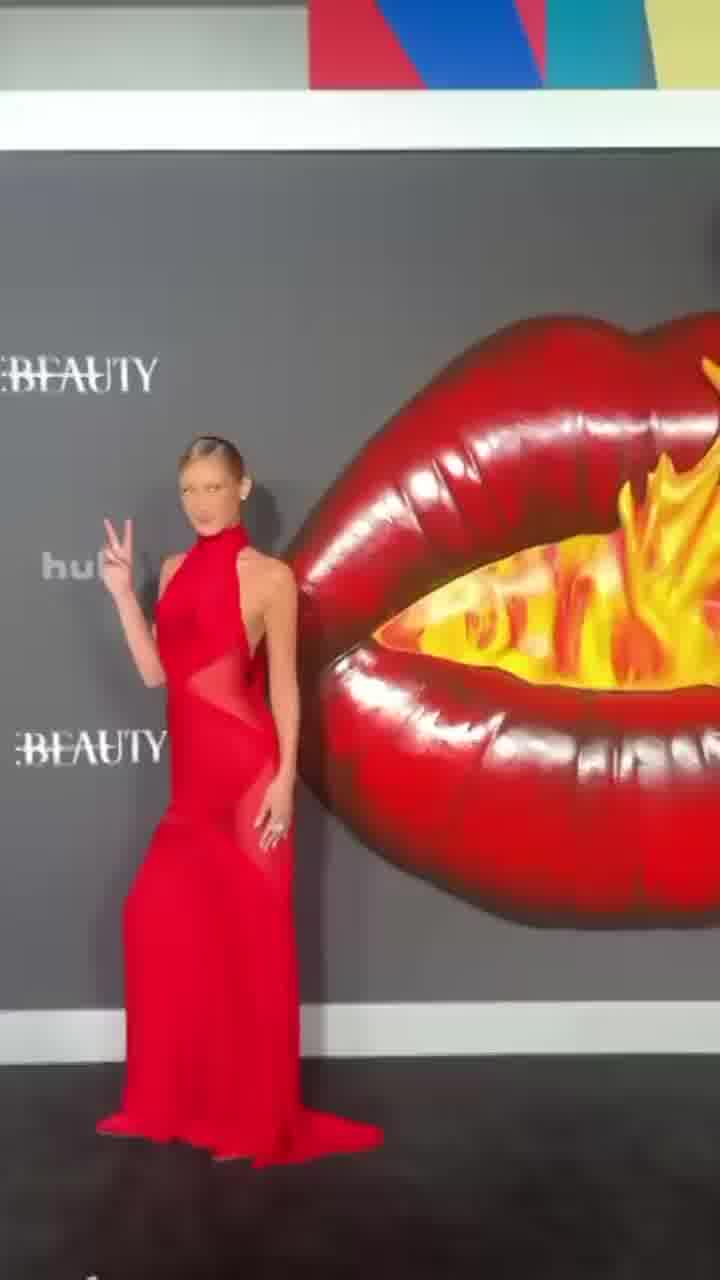 בלה חדיד, שמשתתפת בסדרה בתפקיד אורח, הגיעה גם היא בשמלה אדומה