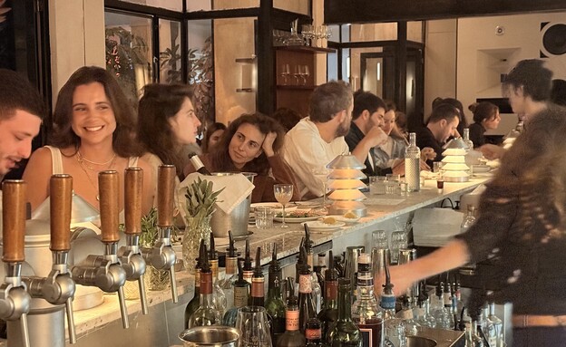 בר מלא גם ב-23:00 בלילה. סוף בר מלא גם ב-23:00 בלילה. סוף