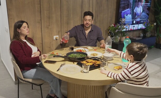 משפחת זגורי אוכלת ארוחת ערב