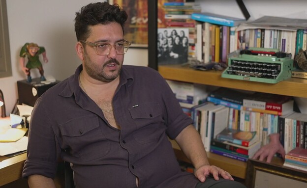 מאור זגורי בחדר העבודה