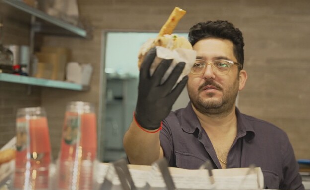 מאור זגורי מגיש מנת פלאפל