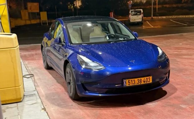 איציק ראובן טסלה כחולה