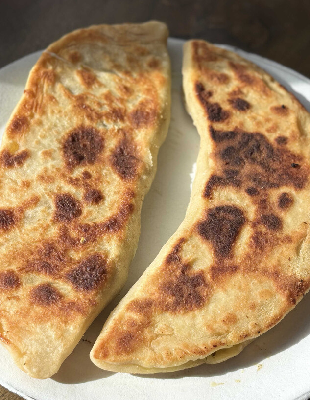 מאפי יוגורט במילוי פסטו וגבינות