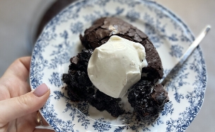 בראוניז פודינג (צילום: עדי קלינגהופר, mako אוכל)