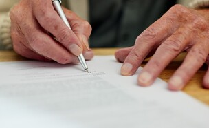 צוואה, חתימה על צוואה (צילום: PeopleImages, shutterstock)