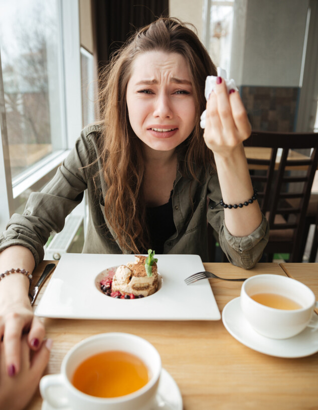 אוכלת עוגה ובוכה