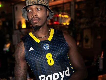 הצהובים השיקו גופיה חדשה (צילום: מכבי RAPYD ת&ldquo;א)