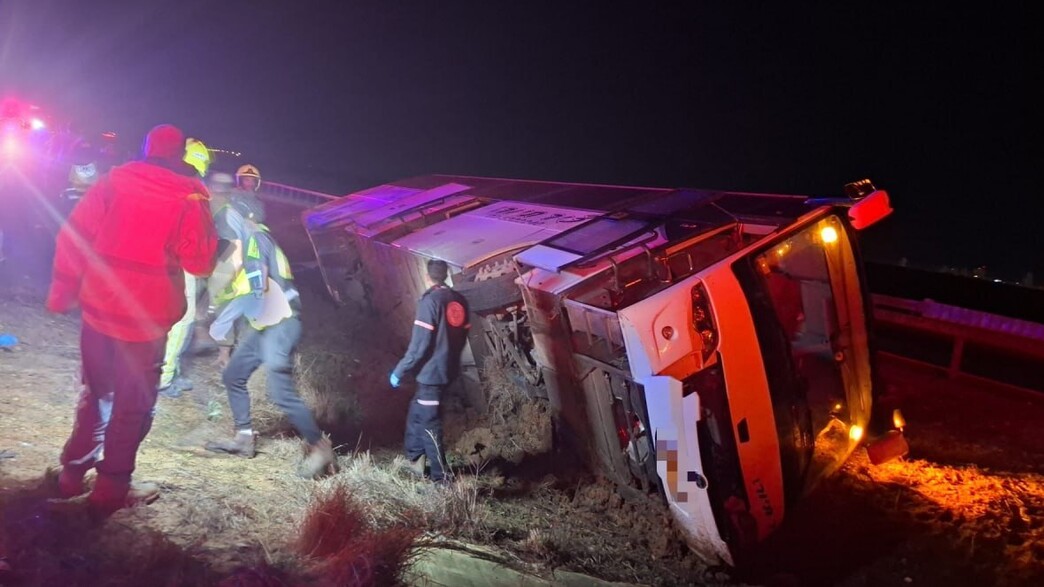 הקטל בדרכים: אדם נהרג בתאונה ליד כפר טרומן, 27 נפצעו בהתהפכות אוטובוס