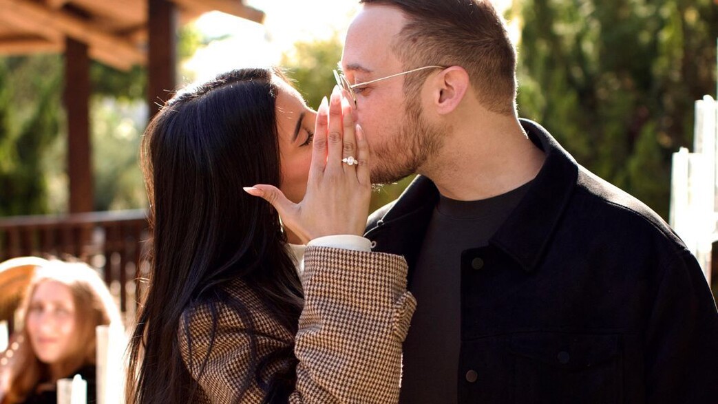 יוצרת התוכן לירז עוזרי התארסה לבן זוגה 