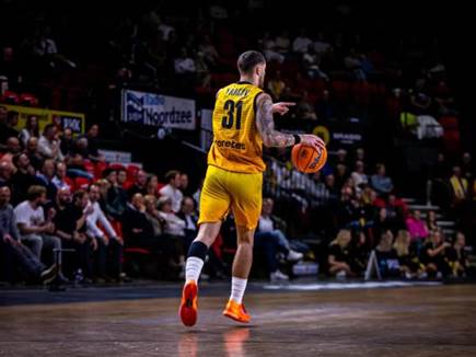 עד כדי כך חריג (FIBA) (צילום: ספורט 5)