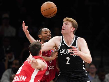 יצבור ביטחון. וולף מול הפועל ירושלים בקדם העונה (Evan Brenstein, G (צילום: ספורט 5)