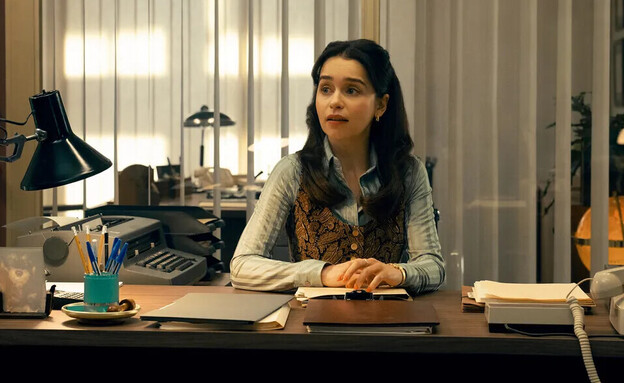 "נשות המרגלים", אמיליה קלארק