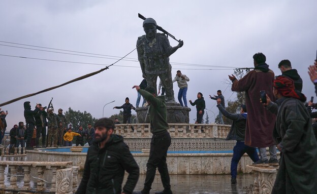 הצבא הסורי הפיל פסל של לוחמת כורדית בעיר טבקה