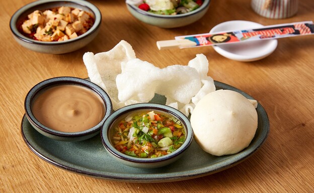 לחמניות באו ופריכיות שמגיעות עם צלוחיות פתיחת שולח