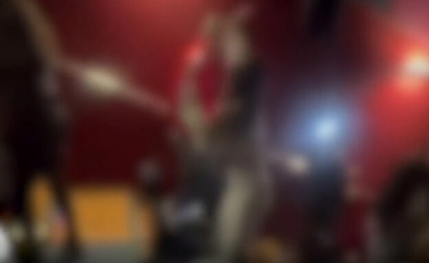 תיעוד: צעירה תוקפת באלימות זוג מבוגרים בסינמה סיטי