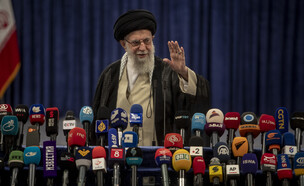 המנהיג העליון ח'אמנאי באיראן (צילום: Majid Saeedi/Getty Images)