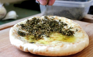 פיתה עם זעתר בהכנה (צילום: אסתי רותם, mako אוכל)