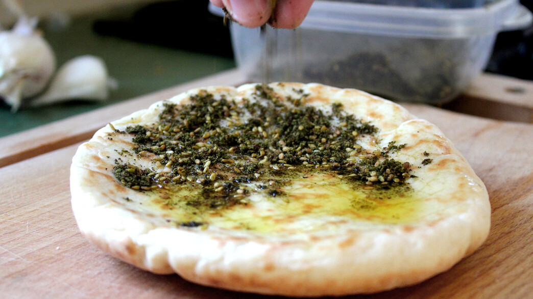 פיתה עם זעתר בהכנה