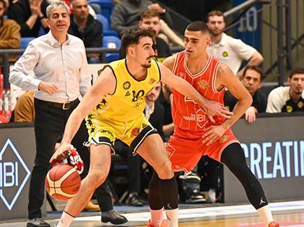 הפועל ת&ldquo;א התקשתה מול נתניה (צילום: ברני ארדוב)