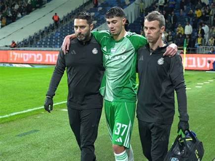 אלעד אמיר יורד מכר הדשא. זה נראה לא טוב (צילום: ספורט 5)