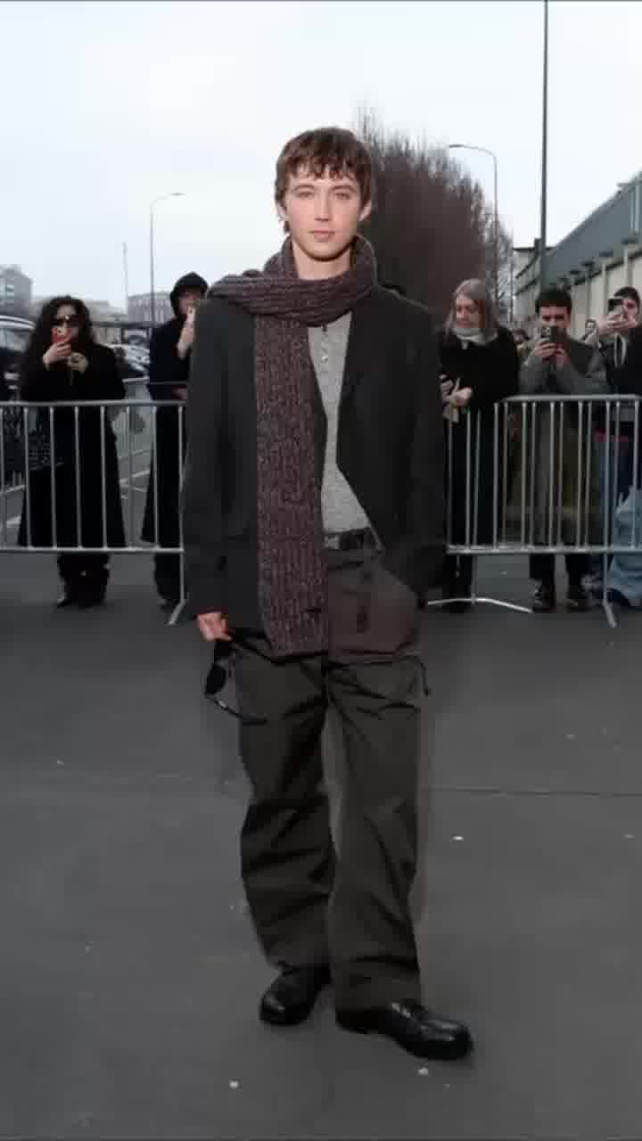 שבוע האופנה במילאנו: טרוי סיון, ניקולס הולט ומאיה הוק פקדו אמש את תצוגת האופנה של פראדה