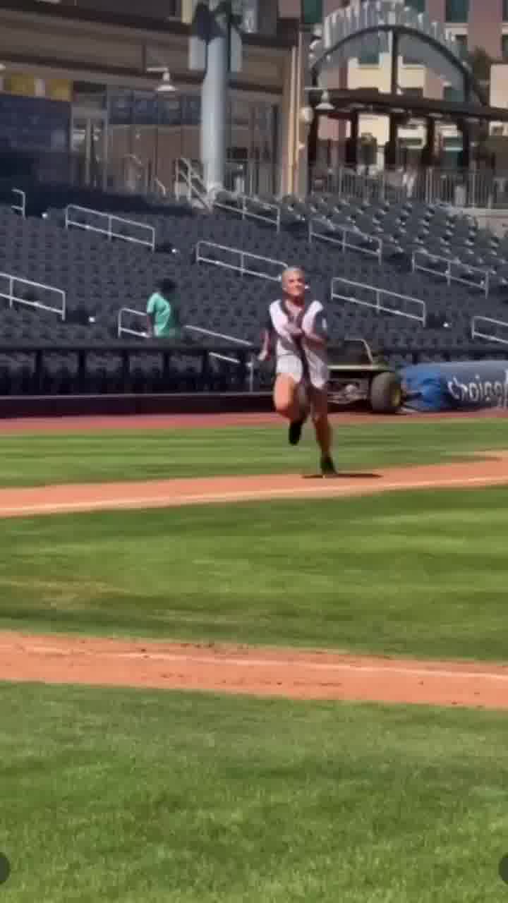 יום כיף מהעבודה במגרש הבייסבול, מה כבר יכול להשתבש?