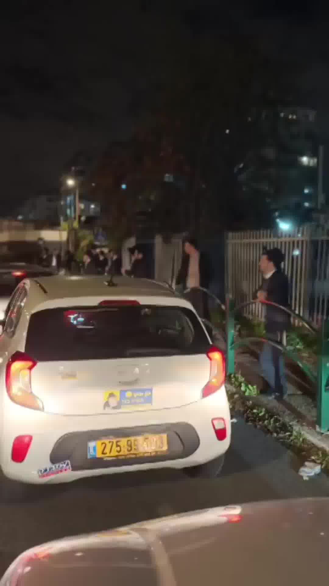 חרדים יורדים לכביש בצומת גבעת שמואל וחוסמים אותו