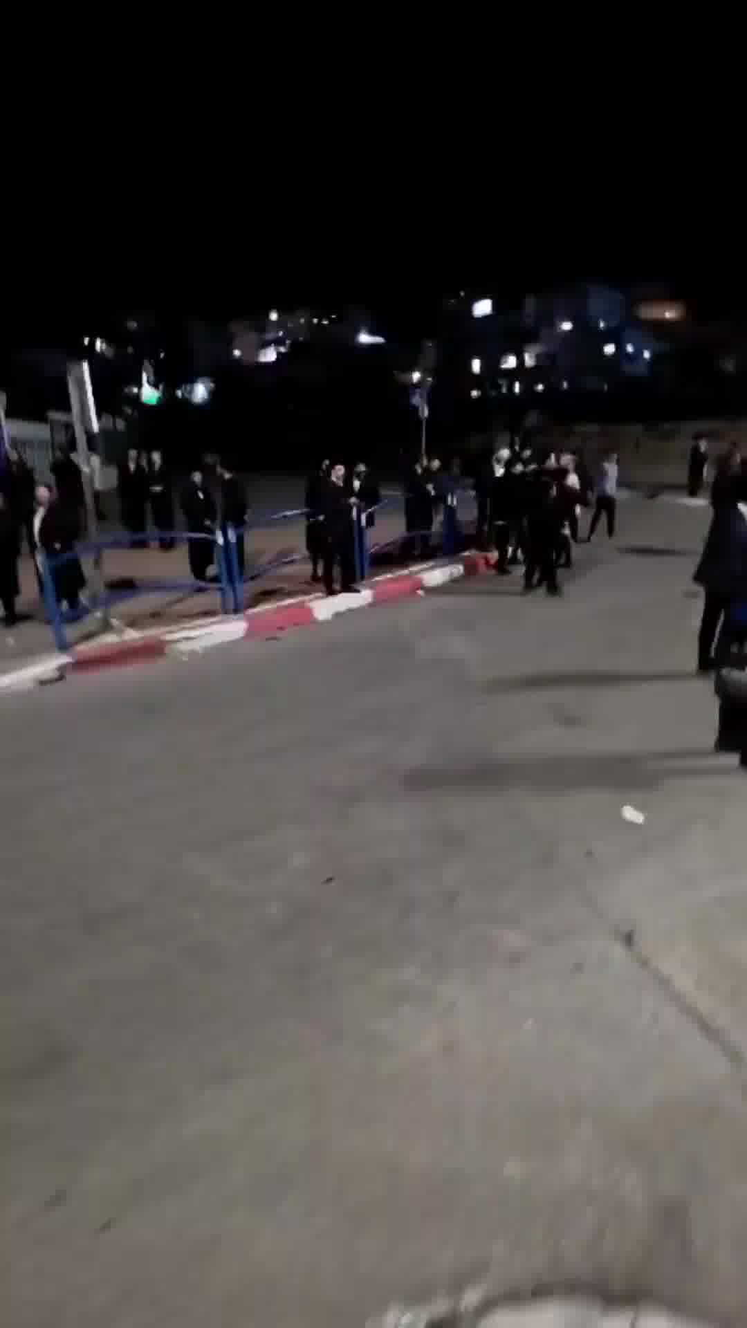  אבנים שהשליכו מפגינים חרדים על השוטרים בבית שמש, וסלעים שדירדרו למרכז הכביש