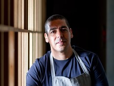 שף יוסי שטרית במסעדתו היבה