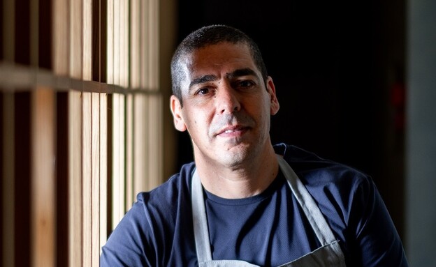 שף יוסי שטרית במסעדתו היבה