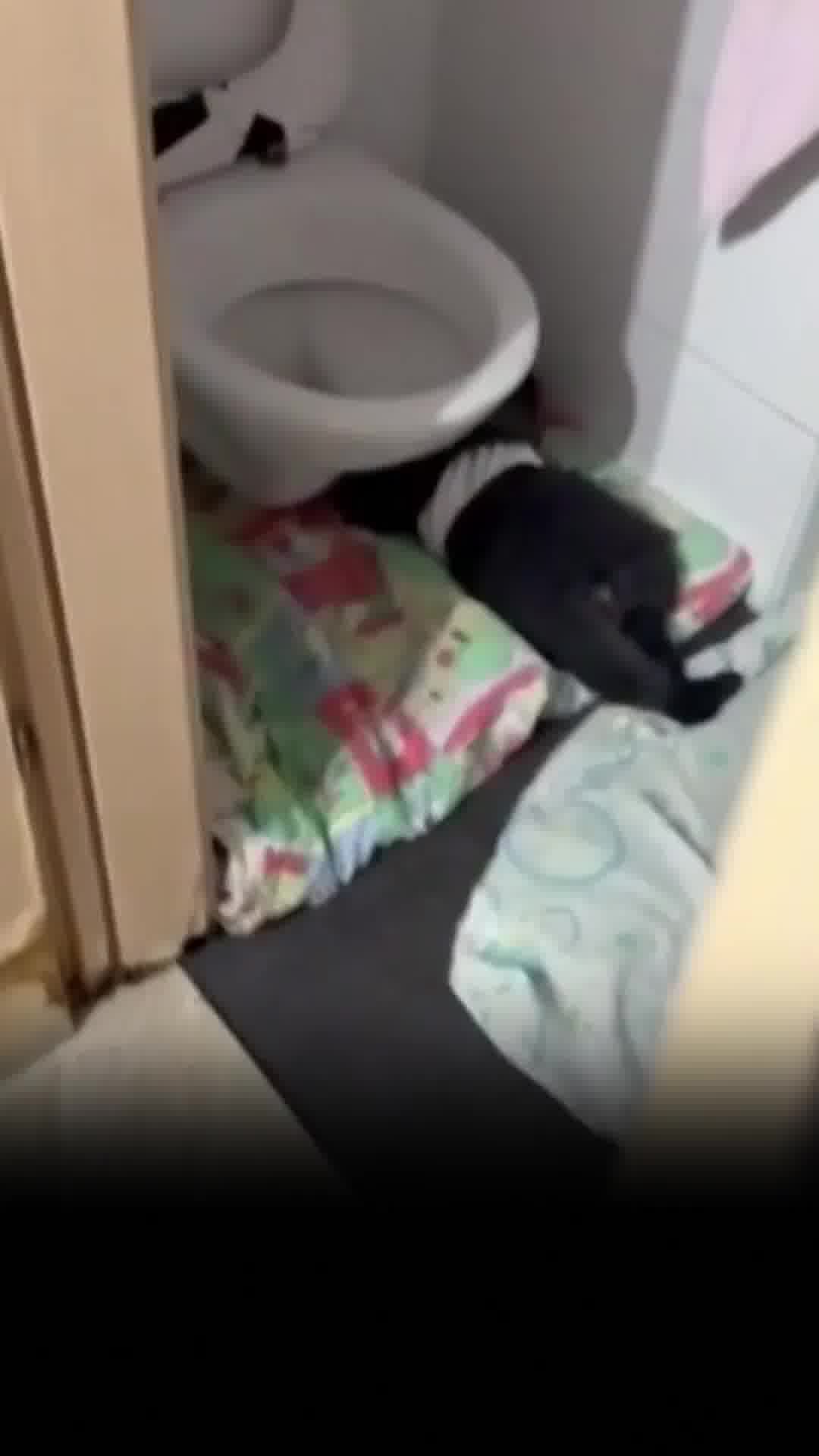 תינוקות ישנים לצד אסלות שירותים: התנאים המזעזעים של גן הילדים בירושלים