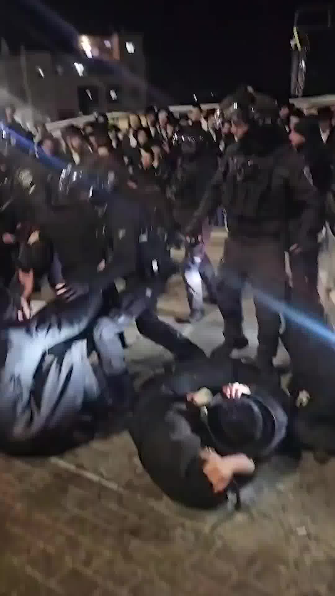 הפגנת החרדים בבית שמש: שוטרים משליכים רימוני הלם ומפנים בכוח את המוחים