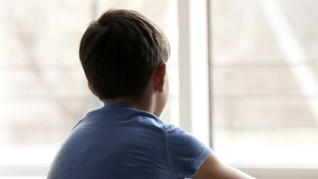 ילד עצוב, מהגב