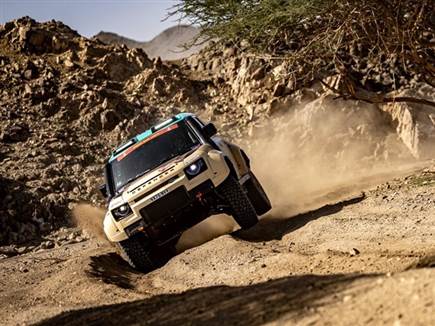 קבוצת לנדרובר עם הדיפנדר שכבש את המקום הראשון והשני בקטגוריית Stoc (צילום: ספורט 5)